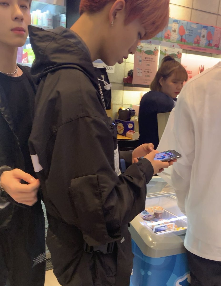 Remember Jinsung from 1THE9had taehyung as his home screen