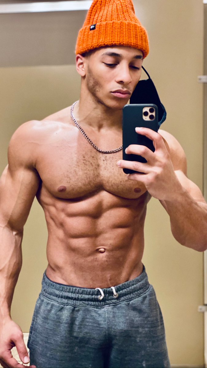 TrevorBell_'s tweet image. Chest Day 💪🏽