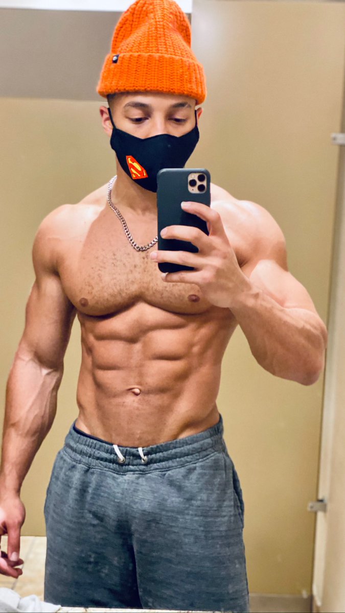 TrevorBell_'s tweet image. Chest Day 💪🏽