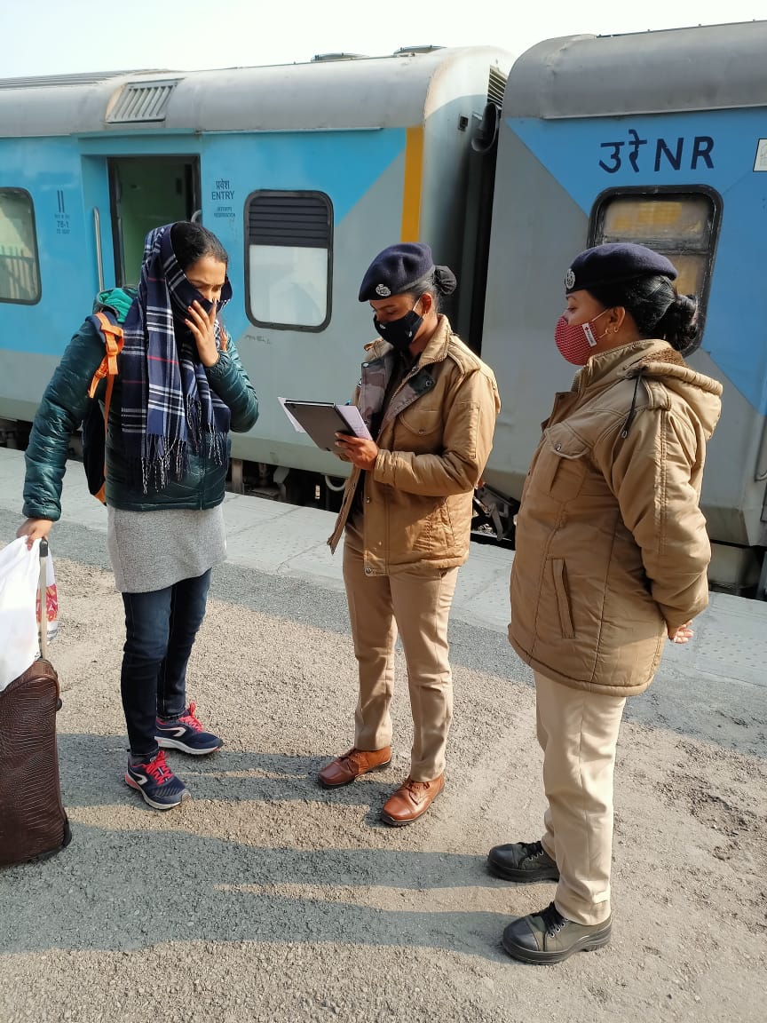 RLalkuan's tweet photo. Date 29/12/2020
Train no 02040 attended by SIPF Manisha with LCT Rachna Pandey and  interacted with lady passengers travelling alone under " Meri saheli " Campaign and told them about 182 security help line no. https://t.co/7dZxJAbotH