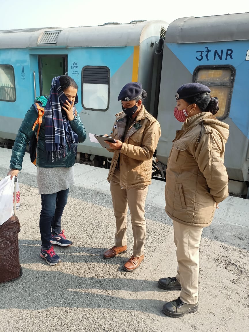 RLalkuan's tweet photo. Date 29/12/2020
Train no 02040 attended by SIPF Manisha with LCT Rachna Pandey and  interacted with lady passengers travelling alone under " Meri saheli " Campaign and told them about 182 security help line no. https://t.co/7dZxJAbotH