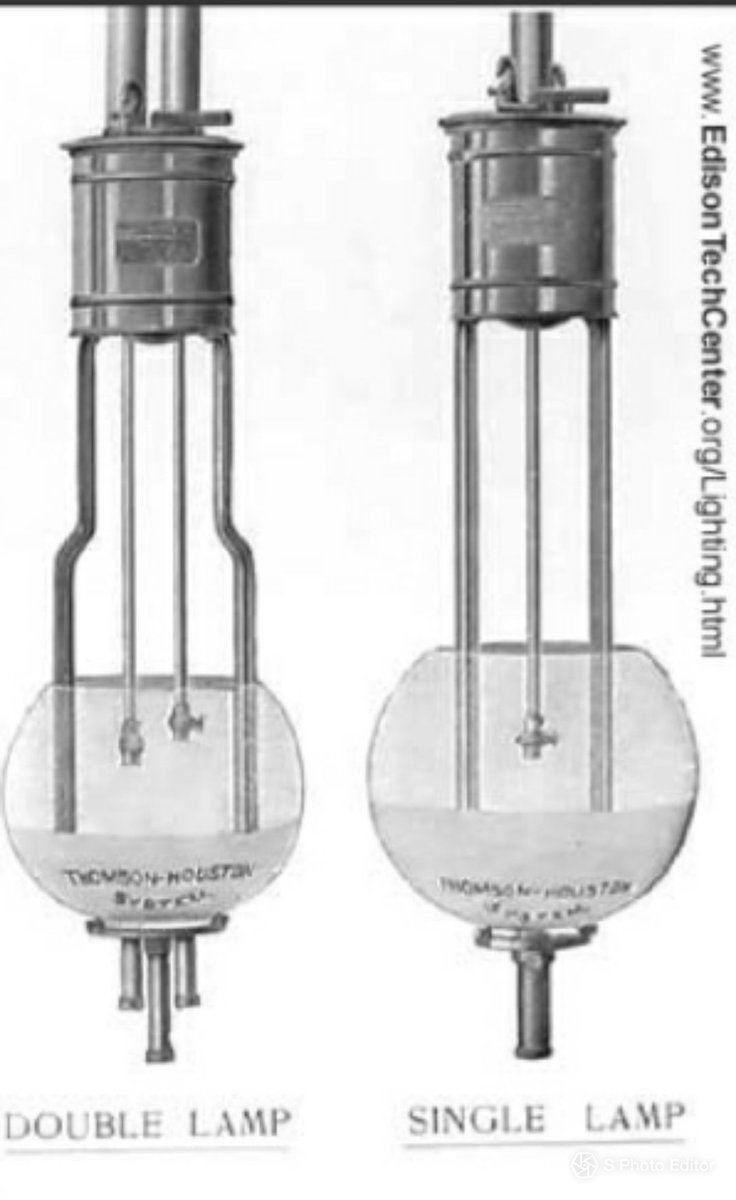 19 صدی تک غروب آفتاب کے بعد روشنی کا ماخذ موم بتی تھی۔ 20 صدی میں برطانیہ میں پائپ کے ذریعے گیس لیمپ سے روشنی کی جاتی تھی جو پھر بھی بھدی روشی ہی دیتے تھے۔تب Humphrey Davy کے تجربے کی بنیاد پر بجلی کی پہلی Electric Arc Light بنائی گئی جن کو گلیوں کو روشن کرنے کیلے لگا دیا گیا۔