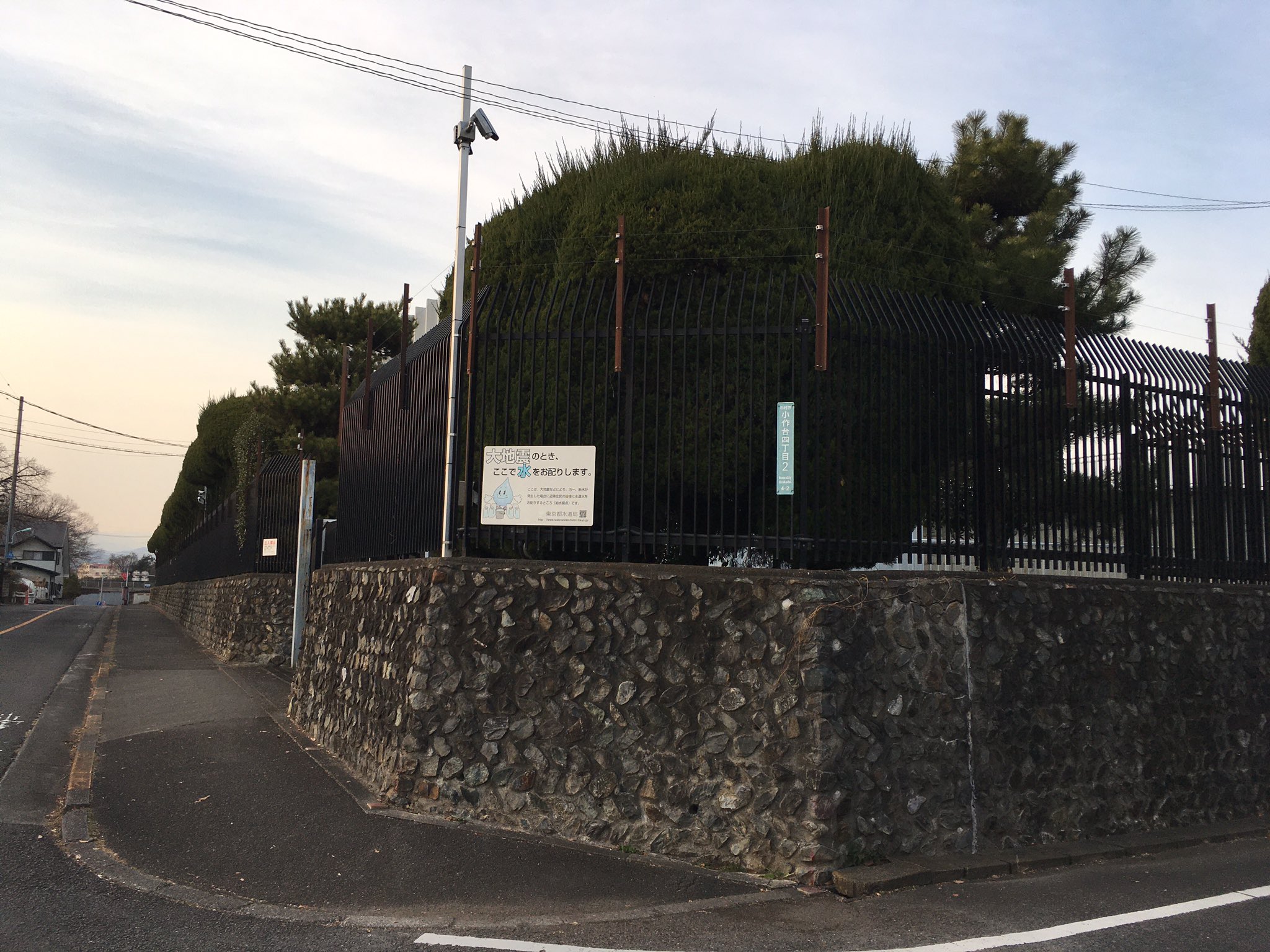 かわさんぽ Twitterren 小作浄水場 古地図を見ると かつてここまで 浄水場は無かった頃 引き込み線の線路が伸びていたようです そこからケーブルカー的な軌道で多摩川の砂利を それっぽい地図記号 ここから下る遊歩道には軌道跡という覆道があったはず かわさんぽ Twitterren 小作浄水場 古地図を見ると かつてここまで 浄水場は無かった頃 引き込み線の線路が伸びていたようです そこからケーブルカー的な軌道で多摩川の砂利を それっぽい地図記号 ここから下る遊歩道には軌道跡という覆道があったはず