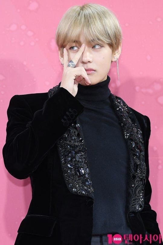 kim taehyung and his iconic v sign – an appreciation thread you need to see .... ♡