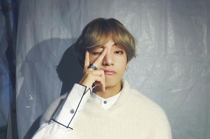 kim taehyung and his iconic v sign – an appreciation thread you need to see .... ♡
