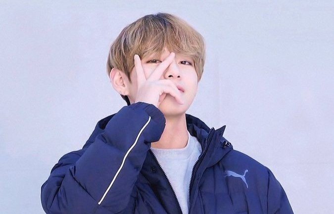 kim taehyung and his iconic v sign – an appreciation thread you need to see .... ♡