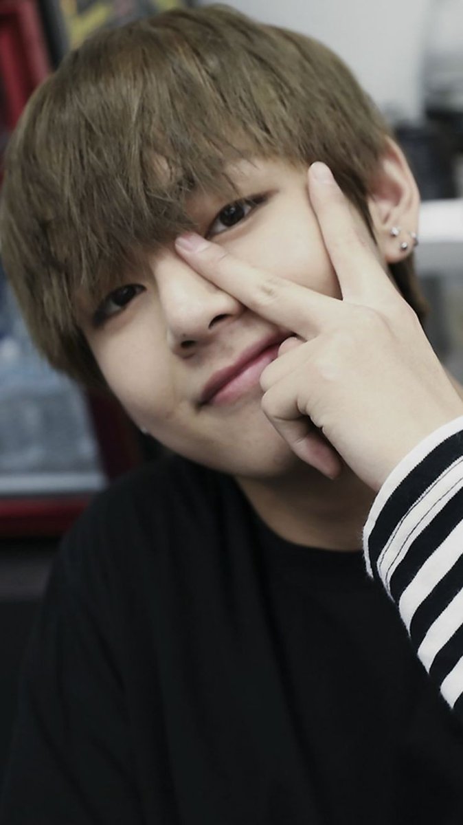 kim taehyung and his iconic v sign – an appreciation thread you need to see .... ♡