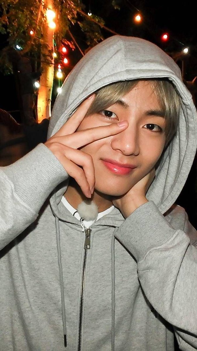 kim taehyung and his iconic v sign – an appreciation thread you need to see .... ♡