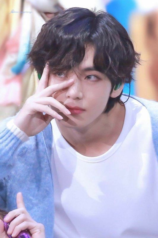 kim taehyung and his iconic v sign – an appreciation thread you need to see .... ♡