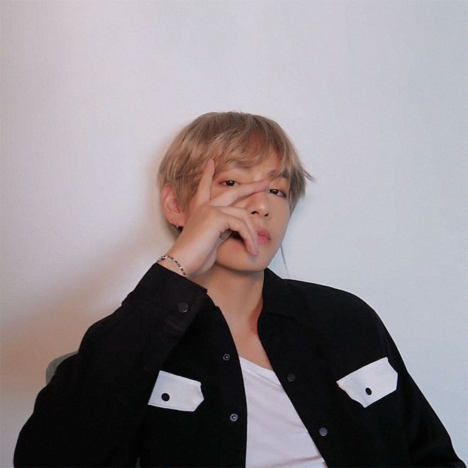 kim taehyung and his iconic v sign – an appreciation thread you need to see .... ♡