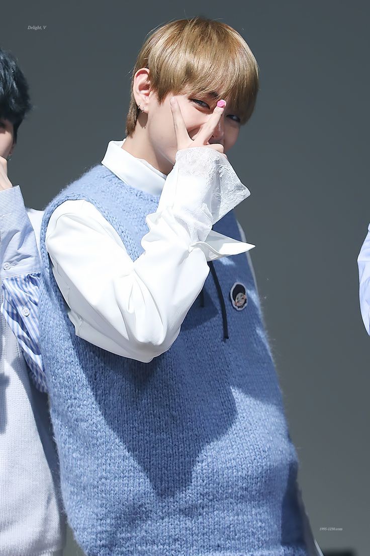 kim taehyung and his iconic v sign – an appreciation thread you need to see .... ♡