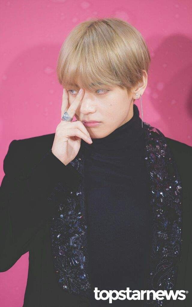 kim taehyung and his iconic v sign – an appreciation thread you need to see .... ♡