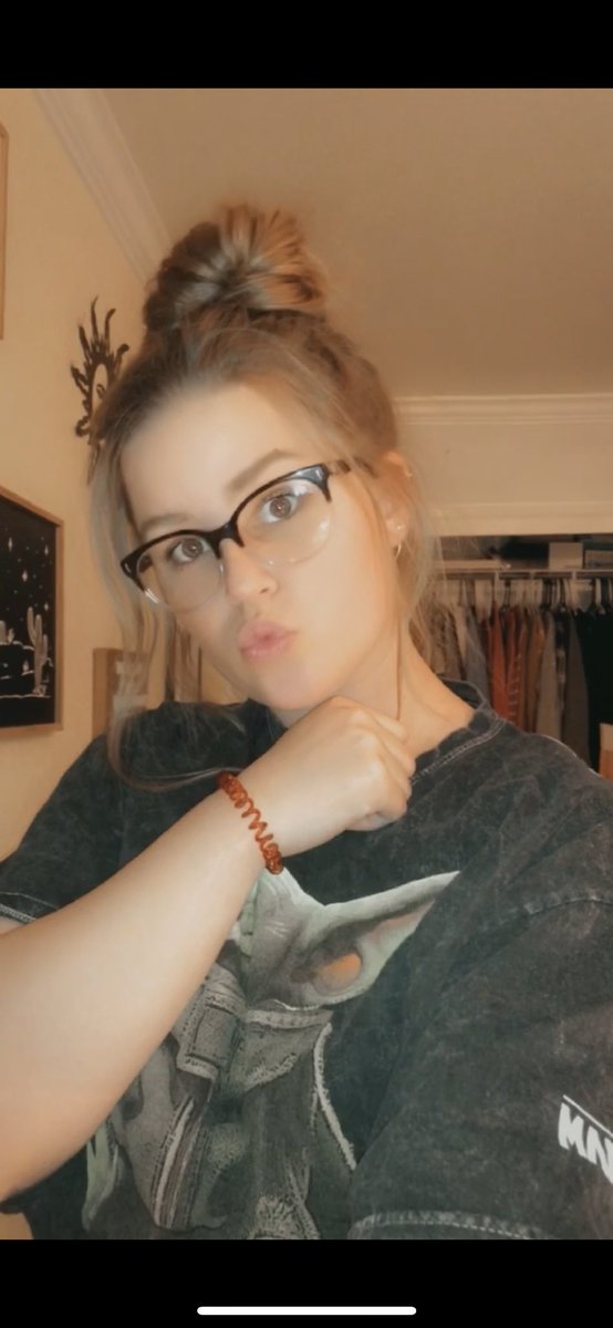theemilypatton's tweet photo. Messy bun and glasses 🤓💛 https://t.co/noKcX0Z1j8