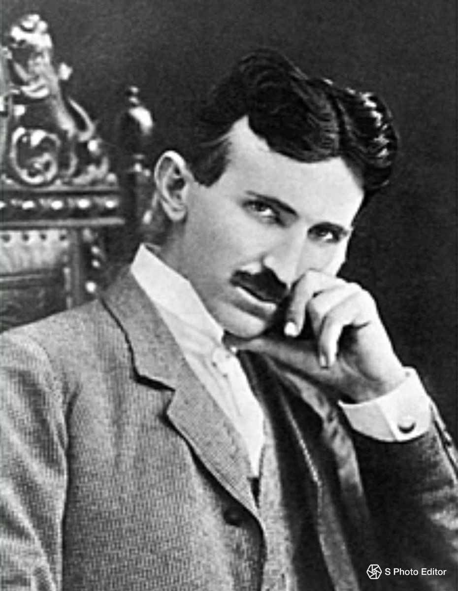 ایڈیسن کے جنریٹر DC بجلی بنا رہے تھے جن سے دور افتادہ علاقوں کو بجلی نہیں دی جا سکتی تھی۔ شہروں میں لاتعداد پاور اسٹیشن کی ضرورت پڑ رہی تھی۔ تو اس کا حل پیش کیا Nikola Tesla نے AC کرنٹ کا آئیڈیا دے کر۔ Tesla نے Transformer اور alternating current motor بنا لی۔