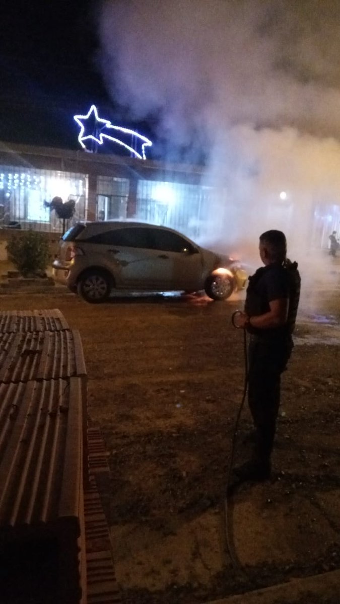 jorgeylaradio's tweet photo. #Madryn #IncendioAuto
En la madrugada sobre la calle Meangolarra al 800 se desató un incendio en un Chevrolet Agile estacionado en el frente de la vivienda de su propietaria.
La misma escuchó la alarma y al salir vio el fuego en el motor. https://t.co/xwuJfQH3yi