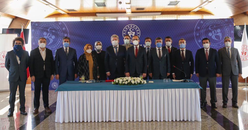 Ortaokul ve lise öğrencisi başarılı milli sporcularımızın Özel Öğretim Derneği'ne üye kurumlarda %100 burslu eğitim görmelerini sağlayacak protokole imza attık.

Tüm çabalarımız #TürkSporuİçin…