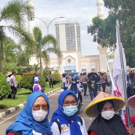 IthaLucy's tweet photo. 21 Buruh Perempuan ingin menyuarakn Hak nya,
ProtokoL kesehatan sudah di jalankan,tapi tetap di bubar paksa oleh kepolisian.
Apa Kabar pabrik² ?
Apa Kabar Pasar² ?
Kenapa tdk di bubarkan,

#TolakOmnibusLaw 
#BatalkanOmnibuslaw  #BatalkanUUCiptaKerja https://t.co/eB7x3ZSmce