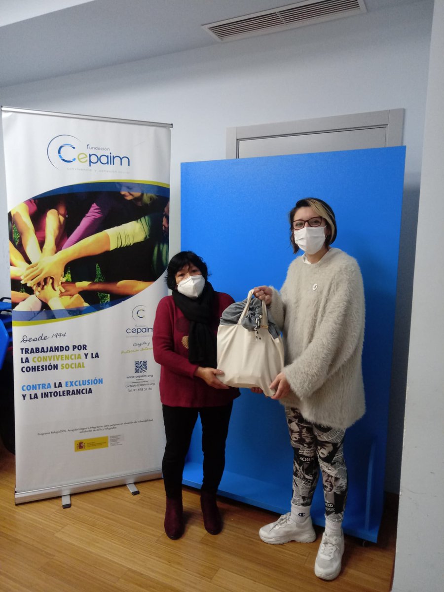 FundacionCepaim's tweet photo. Dentro de las actividades organizadas por Cepaim y @SalamancAcoge por el #18D Día Mundial de las Personas Migrantes se efectuó un sorteo con más de 500 participantes. La ganadora fue Sabina Alonzo, recibió un lote de productos artesanales.
¡Enhorabuena y gracias por participar! https://t.co/5NKjaETMQV
