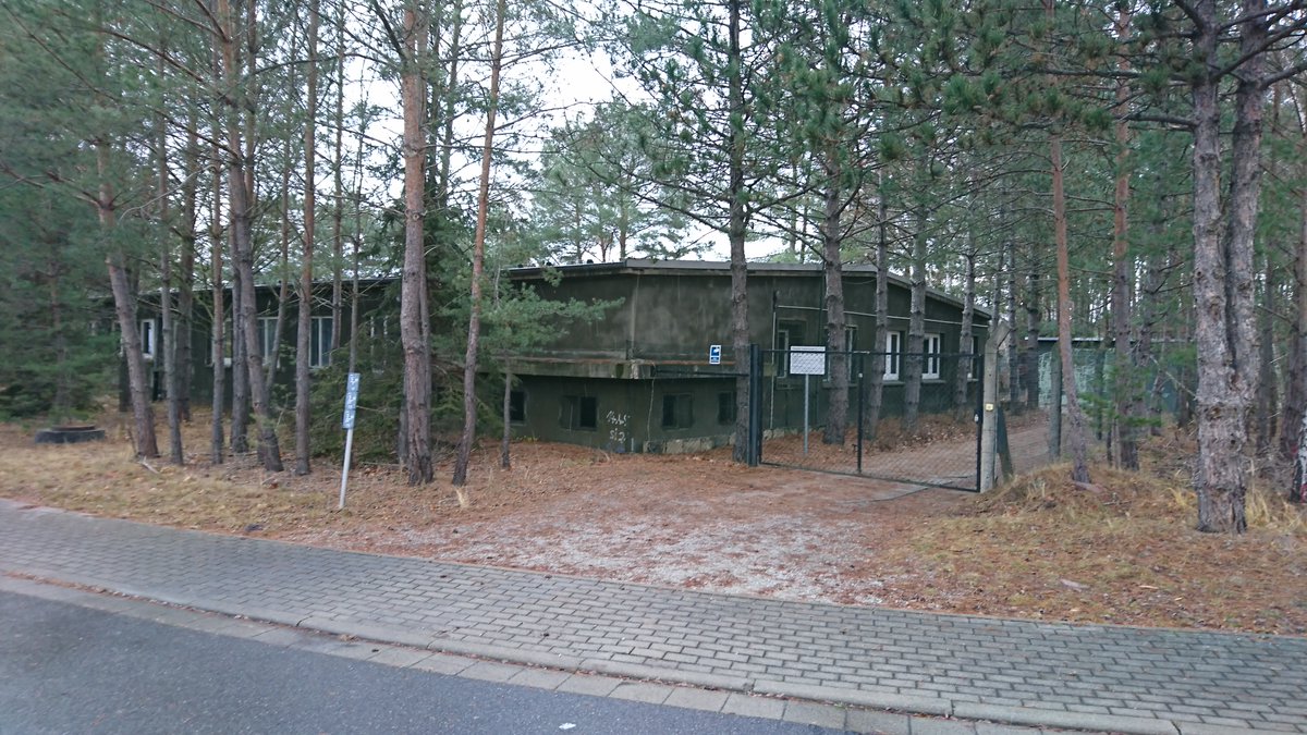 Above ground, it looks like an ordinary barrack. Under the ground, however, was a nuclear bunker for airspace surveillance of the southern GDR with a size of 42 by 18 meters. Particularly impressive is the huge piacrylic site map. 2/4
