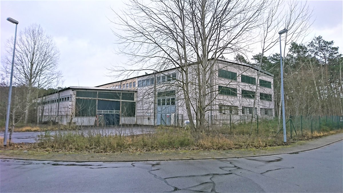 At the end of the 80s, a new building was started. To camouflage the construction, a warehouse was built above ground which still exists. However, the new bunker itself was no longer built. 3/4