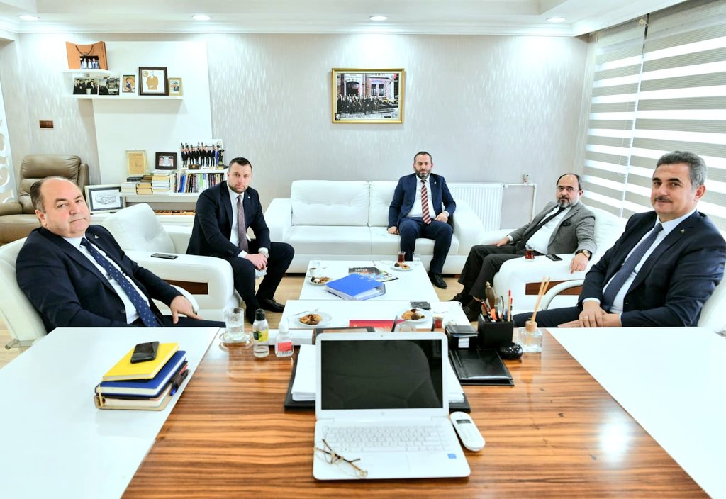 MuratKoseMamak's tweet photo. Anavatan Partisi Genel Başkanı
Sn. İbrahim Çelebi'yi ziyaret ettik.

ANAP Genel Merkezinde yaptığımız ziyarette Sn Genel Başkan ile
ANAP'ı, Türkiye'nin Siyasi tarihinde dönüm noktasının yaşandığı 80'li yılları konuştuk.

8. Cumhurbaşkanımız 
Rahmetli Turgut Özal'ı anıyoruz. https://t.co/HVuHNo6JBE
