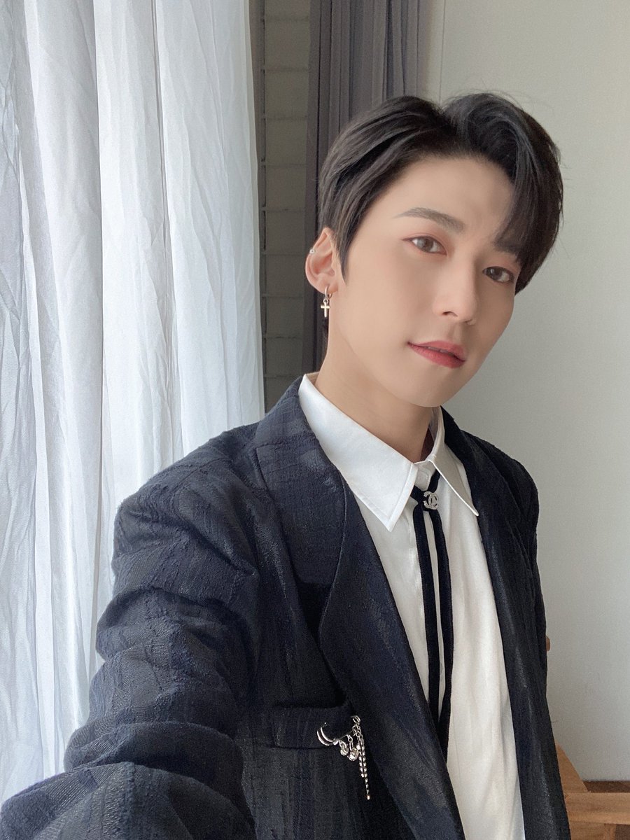 official_ONEUS's tweet photo. [#건희]
뭐가 잘 나온 건지 모르겠어서
그냥 다 올리기🤵🏻‍🤵🏻‍🤵🏻‍ https://t.co/wIjFdp2KHn