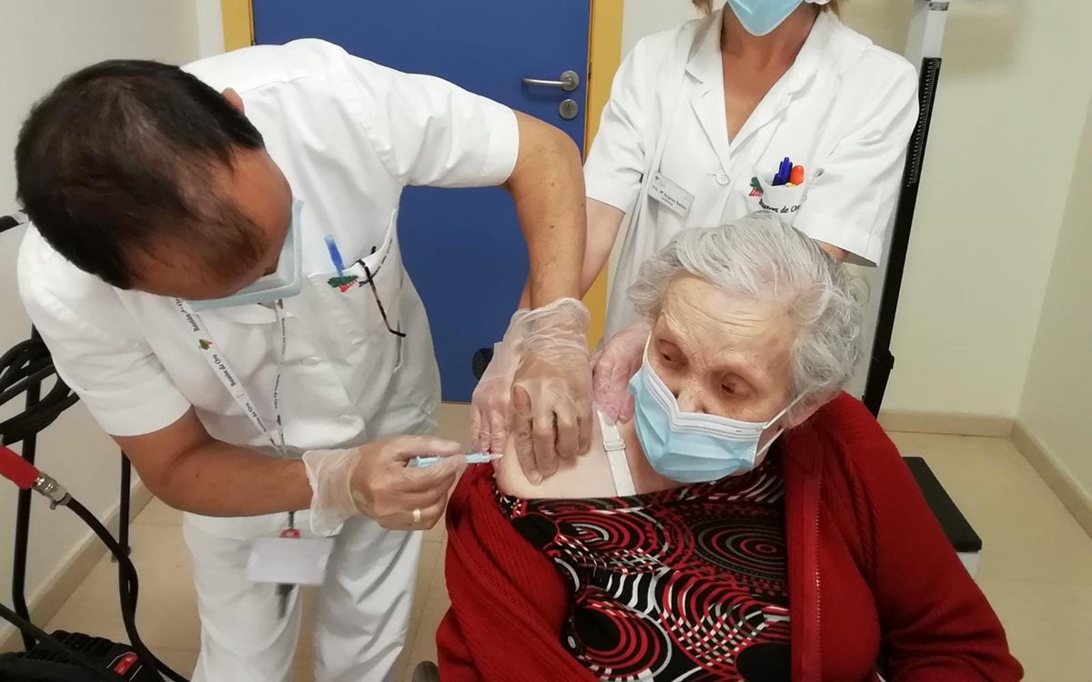 PrensaSurMadrid's tweet photo. #Móstoles / Empiezan las vacunaciones contra el #Covid19 en la ciudad con Jacinta de 87 años / @PrensaSurMadrid 

Más información en https://t.co/4nHQhkRa2Y https://t.co/YZIBDfIsju