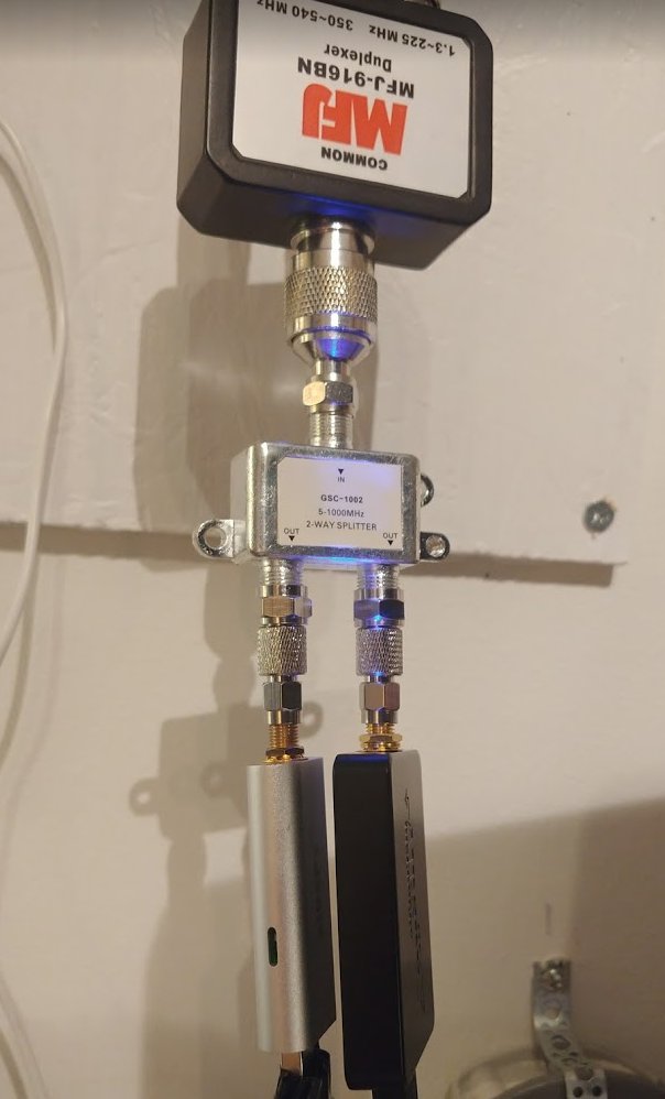 amsat_sm's tweet image. Why not two #airspy at the same time with two #sdrconsole instances. Yes I know the splitter is a crap unit... #hamradio #sdr