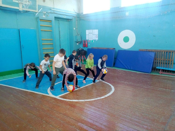 LadyBalanced's tweet photo. Лучшая пропаганда здорового образа жизни – это занятия физкультурой и спортом. Если умственный труд чередовать с физическим, то значительных успехов можно достичь и в учебе, и в спорте. В конце декабря во всех классах Заволжской школы прошли Новогодние веселые старты. https://t.co/OnKa5Oh6M5