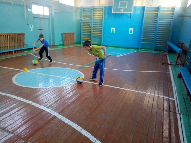 LadyBalanced's tweet photo. Лучшая пропаганда здорового образа жизни – это занятия физкультурой и спортом. Если умственный труд чередовать с физическим, то значительных успехов можно достичь и в учебе, и в спорте. В конце декабря во всех классах Заволжской школы прошли Новогодние веселые старты. https://t.co/OnKa5Oh6M5