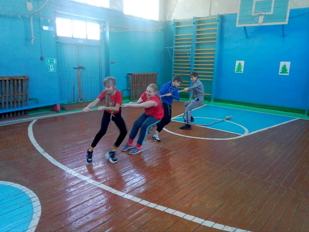 LadyBalanced's tweet photo. Лучшая пропаганда здорового образа жизни – это занятия физкультурой и спортом. Если умственный труд чередовать с физическим, то значительных успехов можно достичь и в учебе, и в спорте. В конце декабря во всех классах Заволжской школы прошли Новогодние веселые старты. https://t.co/OnKa5Oh6M5