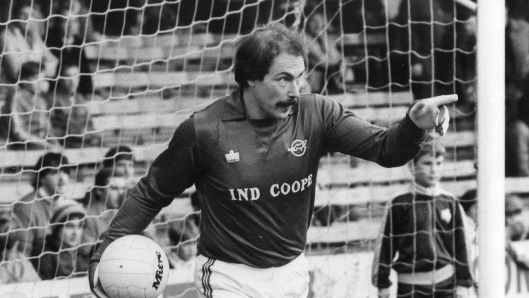 LCFCprogs's tweet photo. #FoxInFocus 🦊
#MarkWallington was a character and a top class keeper. As a North Stander, I can still vividly recall an improbable save from a full-length @bryanrobson diving header in 1983. Face down in the mud, Robson looked up and chuntered "You b*****d, Mark"...
#LCFC https://t.co/cDPuGVjzkY