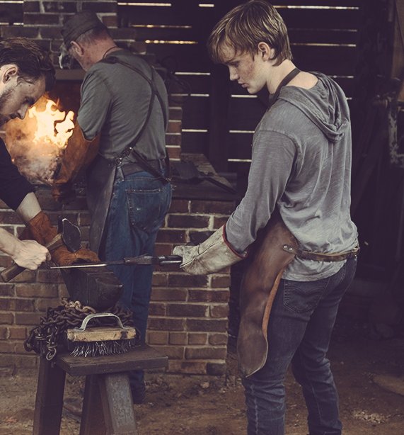 -- En los próximos días andará ocupado, tiene varios trabajos que hacer con ayuda de Alden y de Earl.