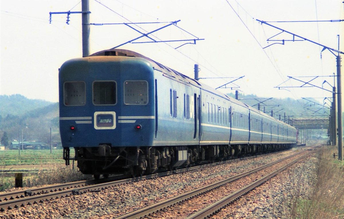 ①1001ﾚ 24系の白帯車で統一された編成 ②1003ﾚ カニ24は銀帯車でした