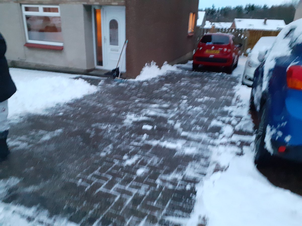 sandymb1956's tweet image. Well thats the driveway shovelled and clear.Thanks to @Lindabisset2 for additional salting and sweeping skills.👏👏😁 #manyhandslightwork 👍
#southwestedinburgh
