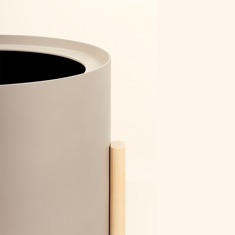 ASHI.
Solid ash wood for legs and structure,
and lacquered stainless steel for the #hydroplanter.

#HobbyFlower