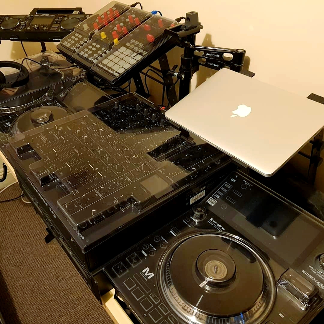 Decksaver's tweet image. Unreal setup from @jpmca89! 🎧😮🎧⁣⁠
⁣⁠
'My DJ setup is constantly changing but any dj gear I buy, the first thing I try to get is a cover from decksaver. Top-notch quality!👌'⁣⁠
⁣⁠
#sc5000m #sc5000 #denondj #djmv10