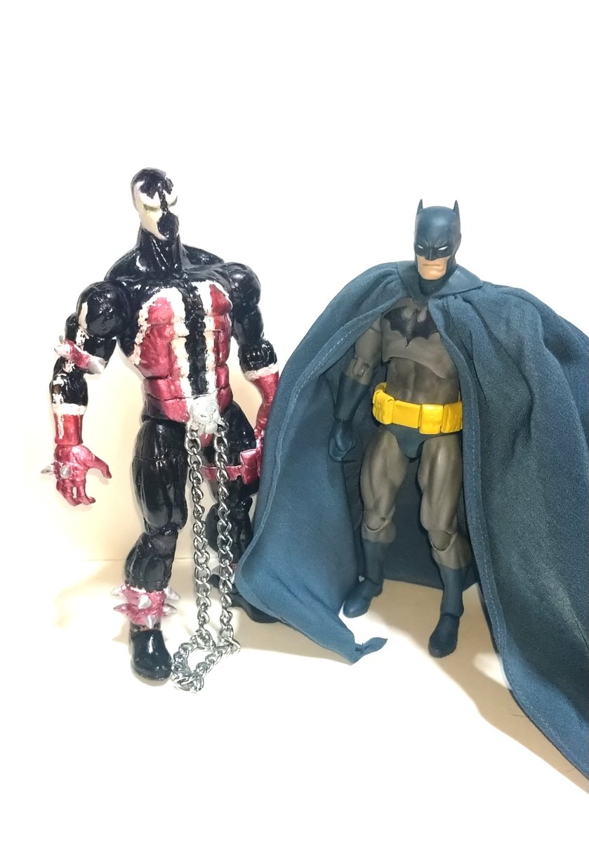 宇宙ゴリラ 改造品 スポーン クラシックコスチューム なんだか90年代の5インチフィギュアみたいな色になってしまったカスタムスポーン 他のフィギュアと並べた時の大きさはだいぶいい感じに バットマン の身長1cm スポーン0cm マントが欲しいが