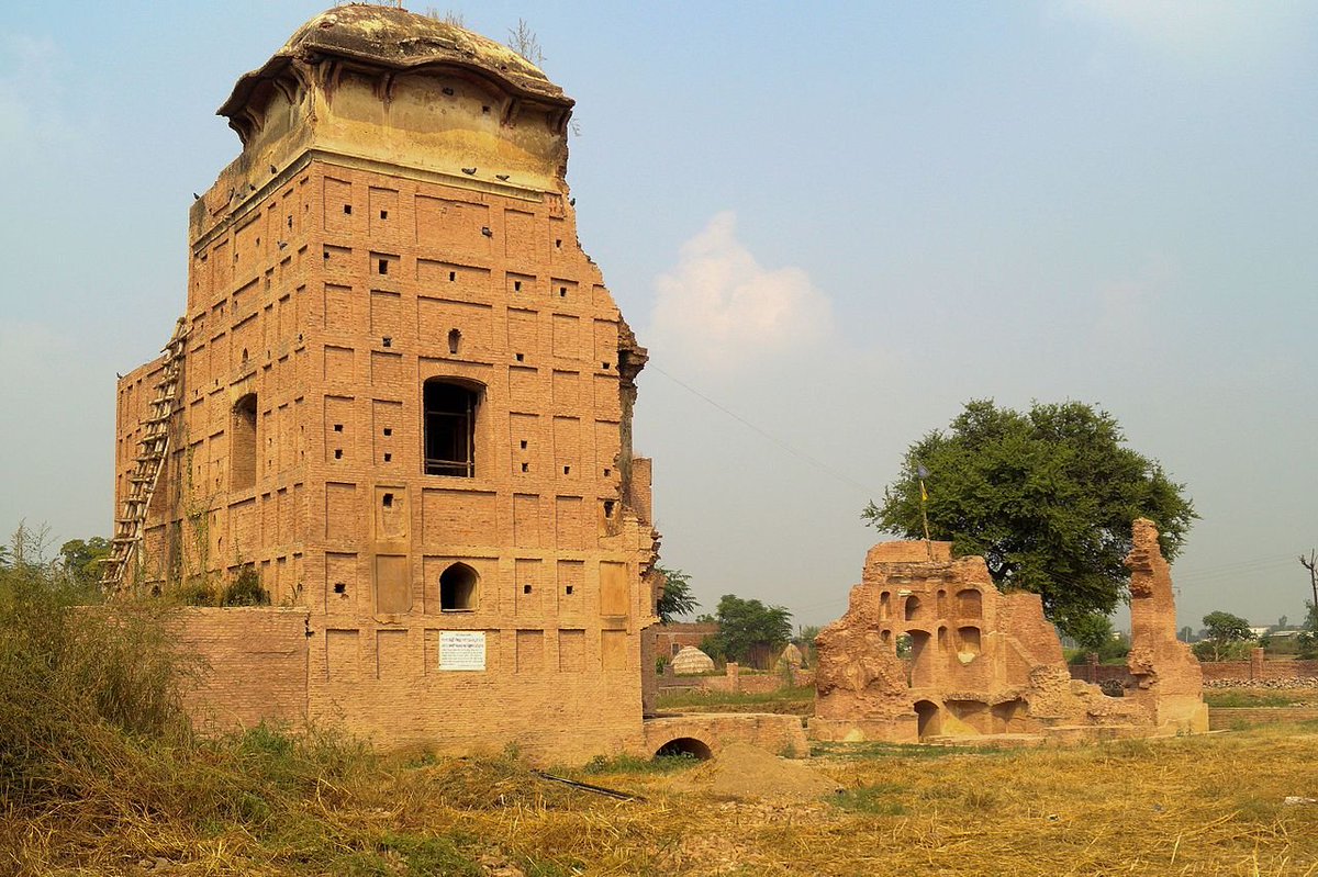 + to the Guru (this last part is what I'm not sure about. Rest is mentioned in history).- Over time, Diwan Todar Mal's family left Sirhind and vanished into oblivion.- Picture: Jahazi Haveli of Diwan Todar Mal, Sirhind.