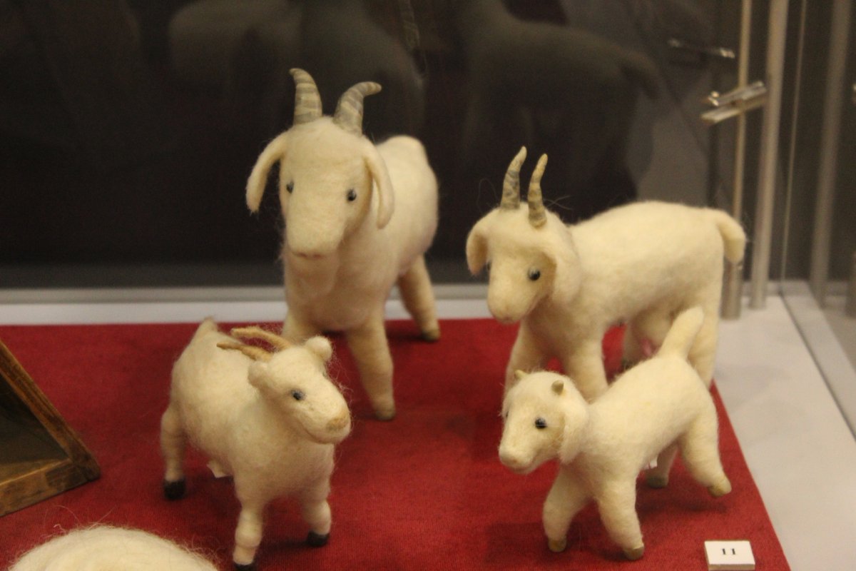 Авторские козочки на выставке "Оренбургский пуховый платок" ждут вас в гости! До встречи в музее! #музейалабина #оренбургскийпуховыйплаток