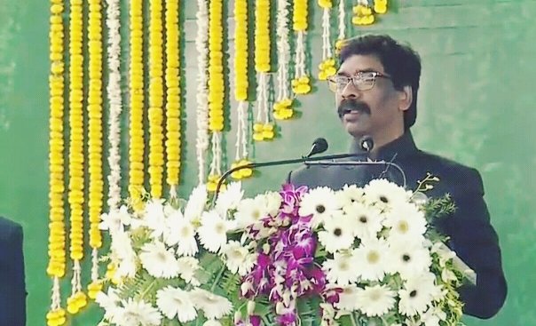 INCJharkhand's tweet photo. मोरहाबादी मैदान में आयोजित राज्यस्तरीय समारोह में विभिन्न विभागों की कल्याणकारी योजनाओं का शिलान्यास और उदघाटन करते हुए मुख्यमंत्री श्री हेमंत सोरेन जी, झारखंड प्रभारी श्री आरपीन सिंह जी, प्रदेश अध्यक्ष डॉ रामेश्वर उरांव जी एवं सम्मानित अतिथिगण।

@SinghRPN @HemantSorenJMM https://t.co/QK4ZGC8sUN