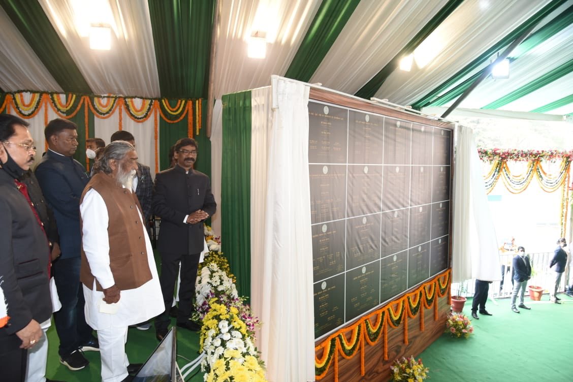 INCJharkhand's tweet photo. मोरहाबादी मैदान में आयोजित राज्यस्तरीय समारोह में विभिन्न विभागों की कल्याणकारी योजनाओं का शिलान्यास और उदघाटन करते हुए मुख्यमंत्री श्री हेमंत सोरेन जी, झारखंड प्रभारी श्री आरपीन सिंह जी, प्रदेश अध्यक्ष डॉ रामेश्वर उरांव जी एवं सम्मानित अतिथिगण।

@SinghRPN @HemantSorenJMM https://t.co/QK4ZGC8sUN