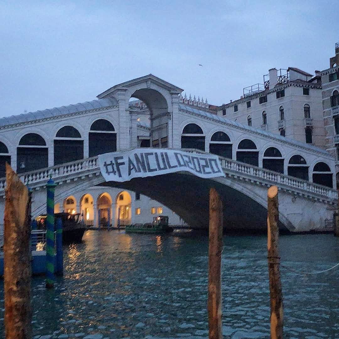 alessia_fuga's tweet photo. Roll on 2021 - in the meantime let's say goodbye 2020 in Venetian Style!
Ph by @PalazzoGrimani
#FOFF2020 #Fanculo2020 #goodbye2020 #aspettandoil2021 #waitingfor2021 https://t.co/oegOO9nJaj