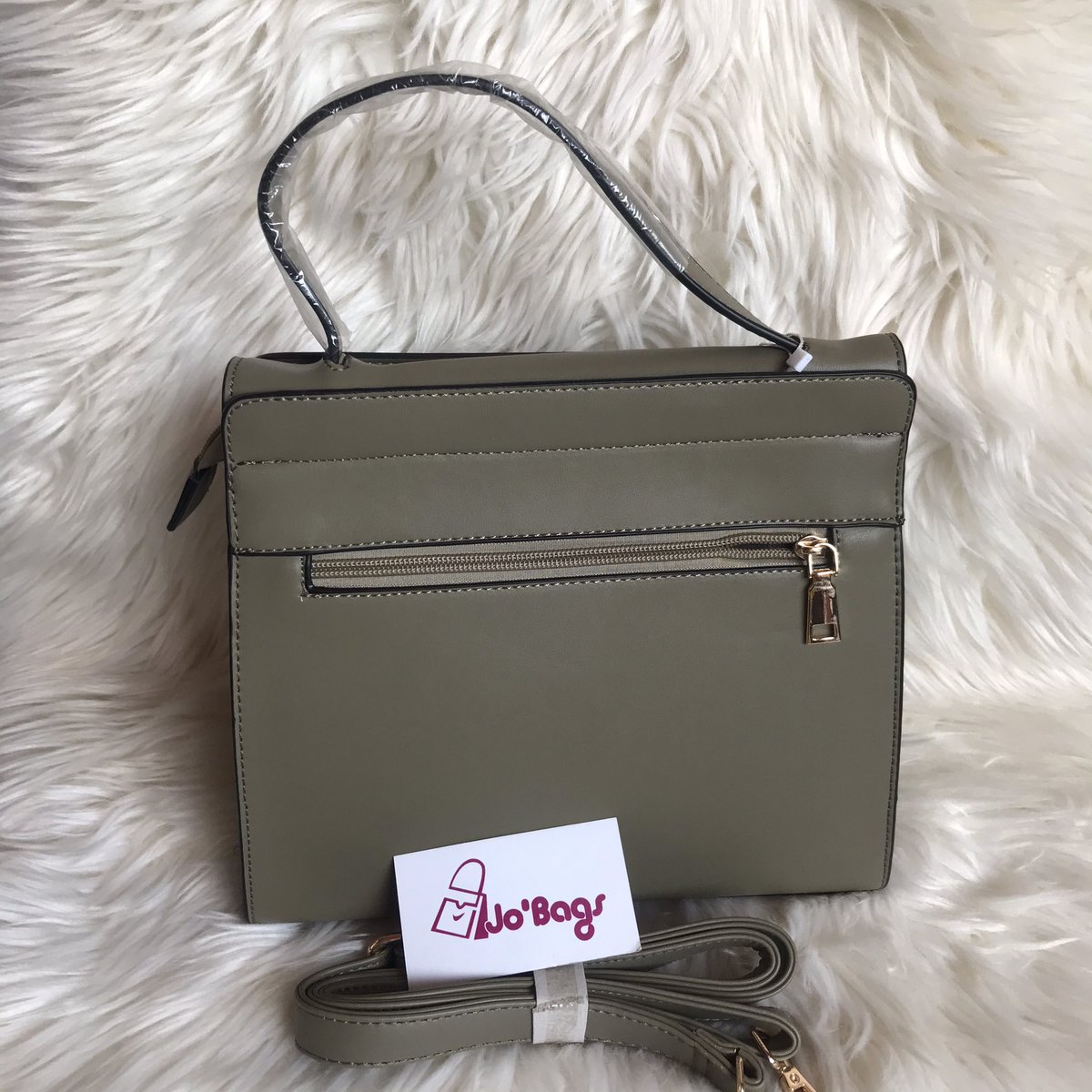 JoBags_256's tweet image. Green handbag with a wallet is available at 80,000 shs only. Call/WhatsApp 0781508395 for delivery. 
Address in bio. #mediumsize #jobags #green