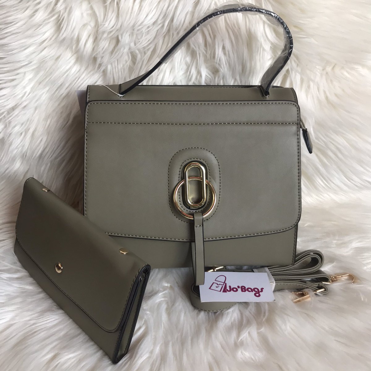 JoBags_256's tweet image. Green handbag with a wallet is available at 80,000 shs only. Call/WhatsApp 0781508395 for delivery. 
Address in bio. #mediumsize #jobags #green