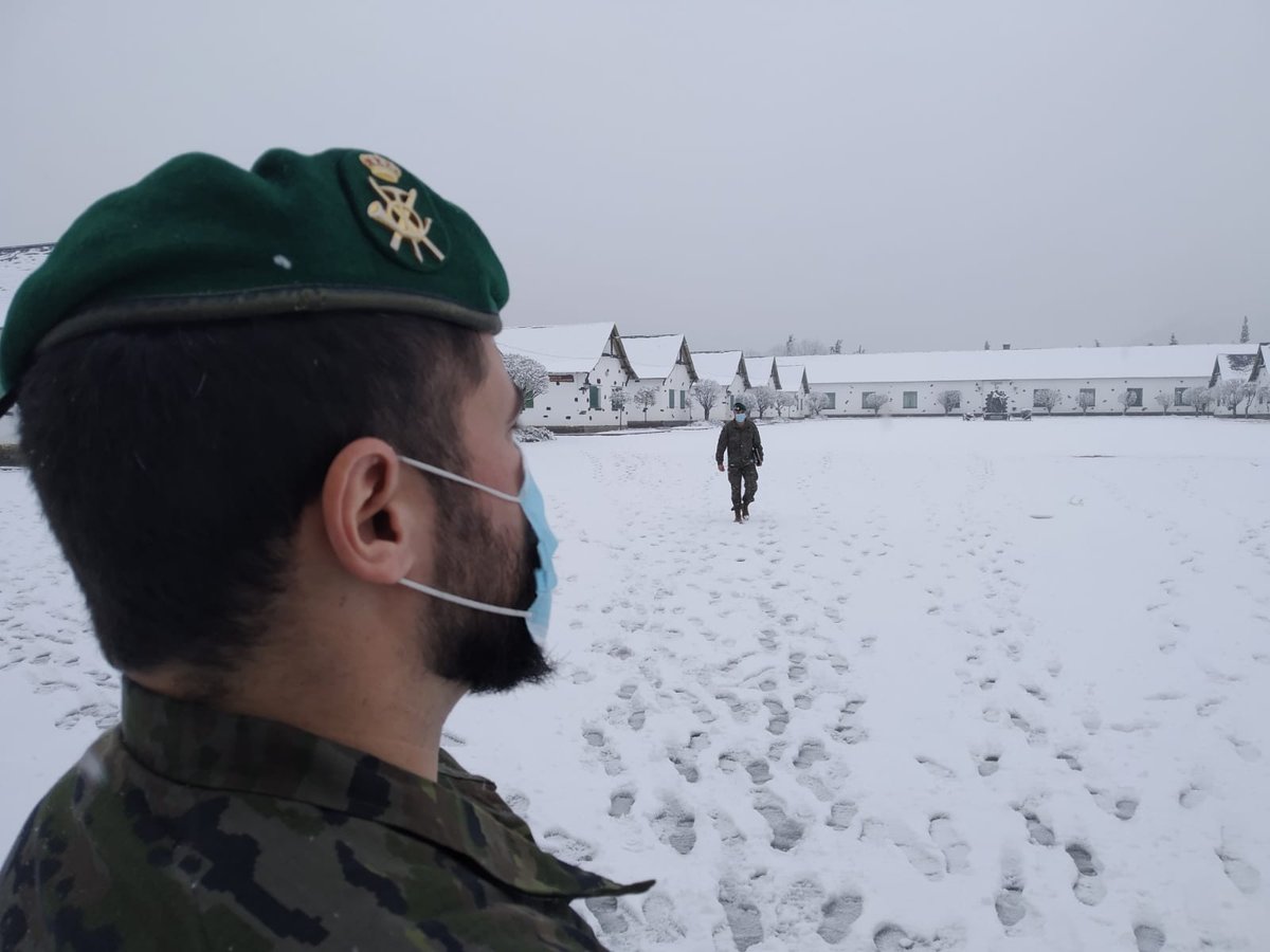Los Cazadores de Montaña del Regimiento #Galicia64 de Jaca están en un emplazamiento ideal para mantener al máximo nivel su preparación permanente que les capacita para vivir moverse y combatir en zonas de terreno nevado, frío extremo o montaña #BrigadaAragon <a href="/EjercitoTierra/">Ejército de Tierra 🇪🇸</a>