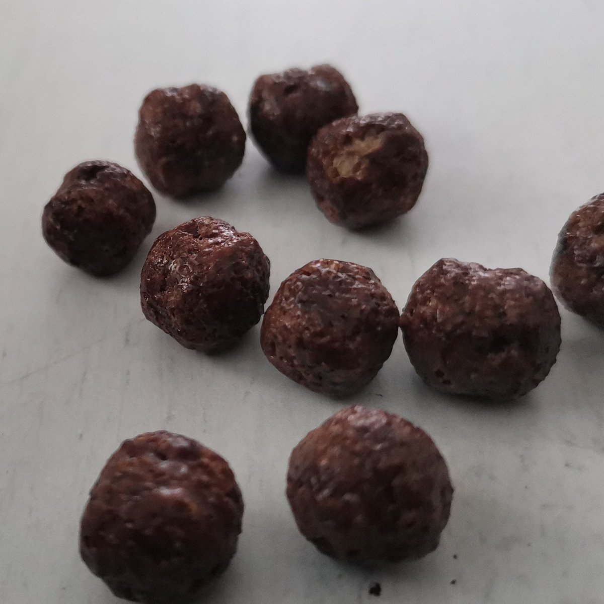jomaa_lab's tweet photo. Is it me or is my daughter's cereal starting to look A LOT like apoferritin?! See chilled hydrated and room temperature images for further inspection, your reviews are welcome (my daughter and I will try to improve image quality for next time) 😁 #cryoem #apoferritin https://t.co/Xu8ThOmthn