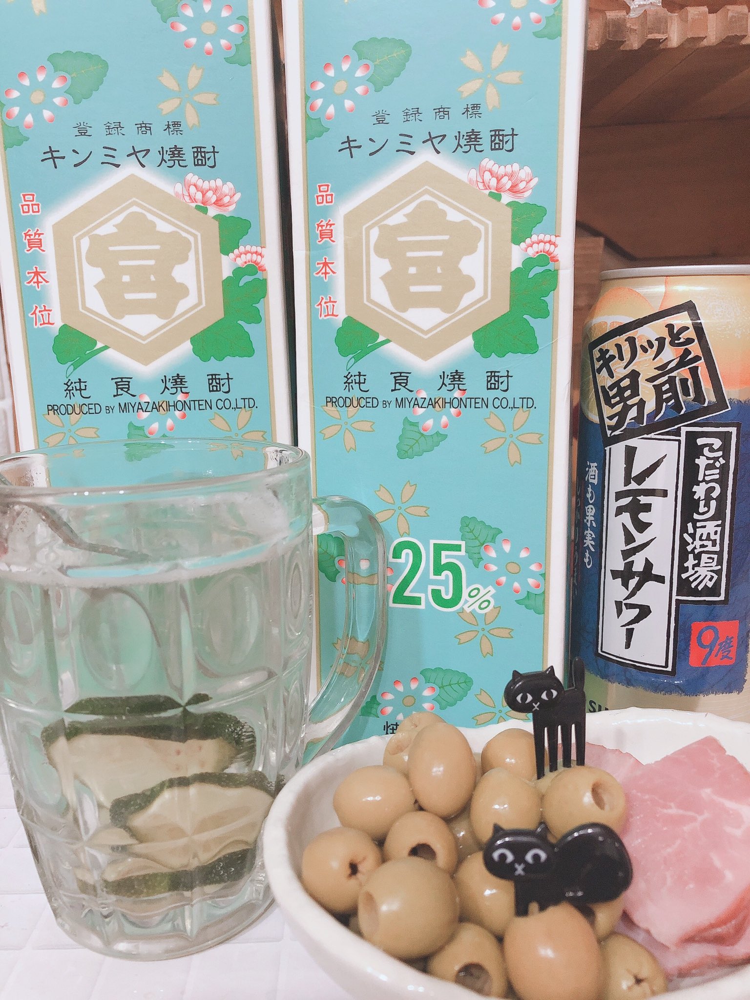 あずさん Auf Twitter 久しぶりにキンミヤ呑む お湯割り すだち入れ ううううめぇ 泣きそう 嘘やけど 乾杯です T Co 0xvqwycczg Twitter