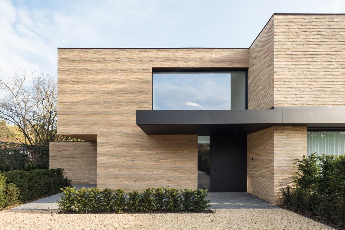 Vande_Moortel's tweet photo. The Gold Yellow longsize facing brick adds warmth and coziness to this villa. Big shout out to TK Architecten! Very proud of the result! π What do you think?
π Theunynck-Knockaert Architecten
π§± #InfinitumBrick 1036
π· Annick Vernimmen
#ShapingPlaces #UniqueColoursAndSizes https://t.co/kUpf9vuGEQ