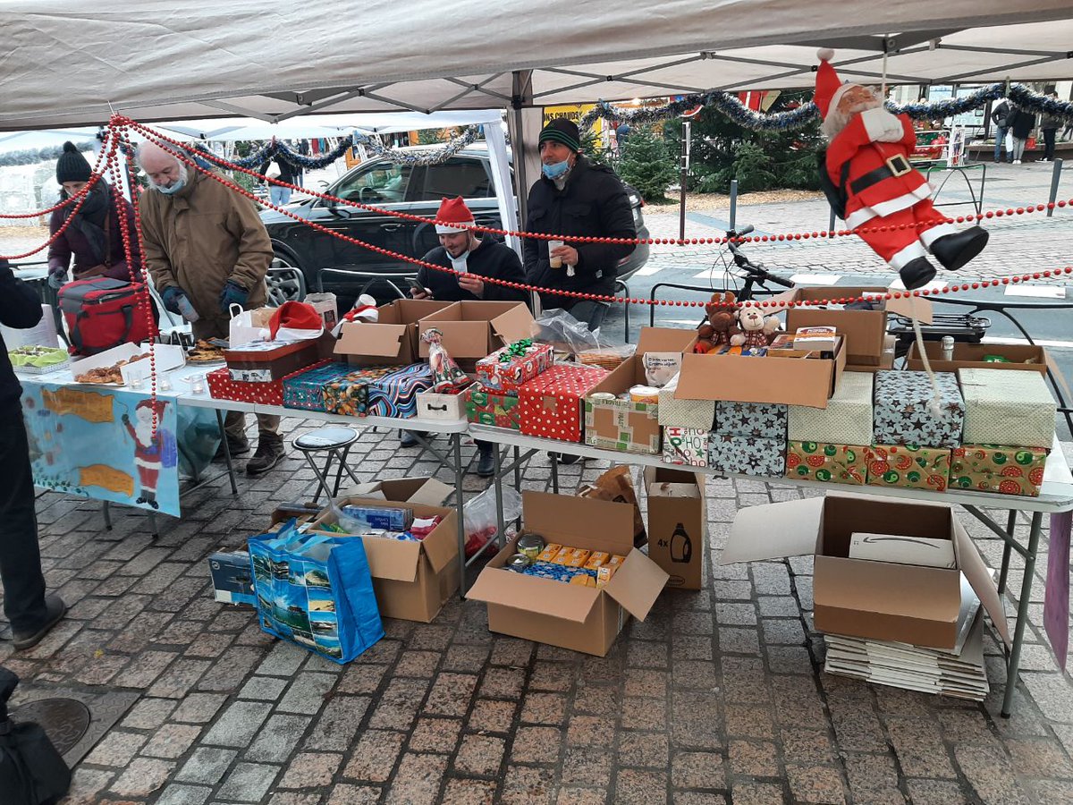 ChtxCitoyen's tweet photo. Ce 29 décembre, les membres de la @LFI36 et de @ChtxCitoyen remettent au Secours populaire 36 les nombreux cartons de nourriture et produits d'hygiène récoltés le 26 décembre. 2 jours d'action pour être utiles à ceux qui en ont le plus besoin dans cette période hivernale. 😊 https://t.co/hjnsANOyva